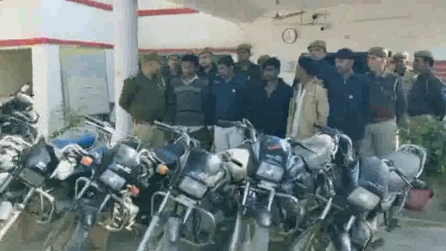 मथुरा पुलिस तीन अंतर्राज्यीय वाहन चोरों को किया गिरफ्तार पांच चोरी की मोटरसाइकिल बरामद की