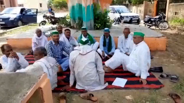 खैर तहसील कार्यालय पर भारतीय किसान यूनियन के कार्यकर्ताओं ने धरना प्रदर्शन कर पांच सूत्रों ज्ञापन एसडीएम खैरको सौंपा