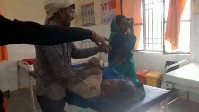 कोतवाली खैर गांव अरनिया में दो महिलाओं को गांव के ही दबंग लोगों ने पीटा पीड़ित महिला ने थाने में की शिकायत