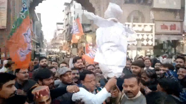 बीजेपी कार्यकर्ताओं ने फूंका पाकिस्तान विदेश मंत्री बिलावल जरदारी भुट्टों का पुतला