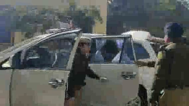 कोंच में समाधान दिवस में डीएम ने सुनी फरियादियों की शिकायत 37 शिकायतों में तीन का निस्तारण

