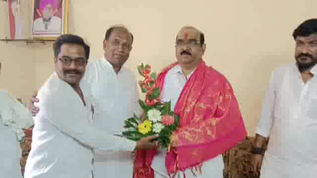 खासदार सुधाकर शृंगारे यांचा जिल्हा परिषदेचे माजी सदस्य बस्वराज पाटील यांनी केला सत्कार