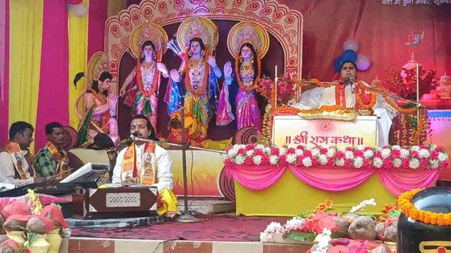 श्री श्री 108 बड़ी दुर्गा मंदिर सूर्यगढा के प्रांगण में श्री राम कथा की चर्चाएं कंचन दीदी के द्वारा कहीं जा रही है 