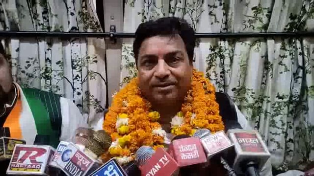 ₹410के सिलेंडर पर एक नेता हुआ करती थी जो सिलेंडर सर पर रख कर नाचा करती थी इटवा में भारत जोड़ो यात्रा में वीरेंद्र चौधरी