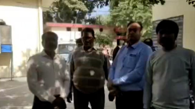 अजब है कोंच का विद्युत विभाग, पांच साल में विद्युत विभाग नहीं लगा पाया खंभों पर केबिल


