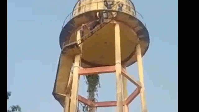 परिजनों के शादी से इनकार करने से नाराज युवती पानी की टंकी पर चढ़कर आत्महत्या करने की देती रही धमकी
पुलिस ने उतारा नीचे