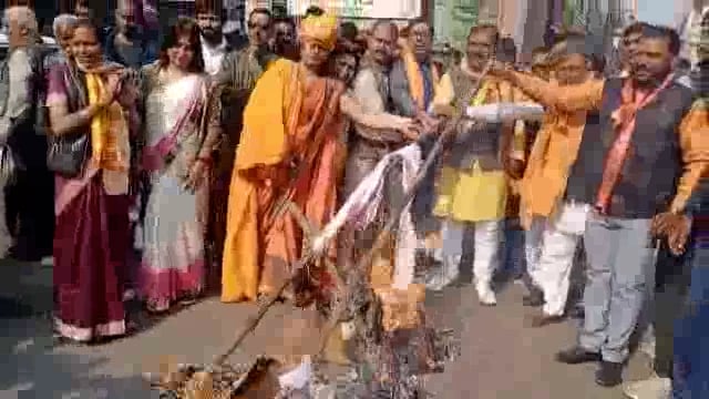 पठान फिल्म के विरोध में अखिल भारतीय हिंदू महासभा में आक्रोश: शाहरूख खान व दीपिका पादुकोण का प्रतीकात्मक पुतला फूंका 