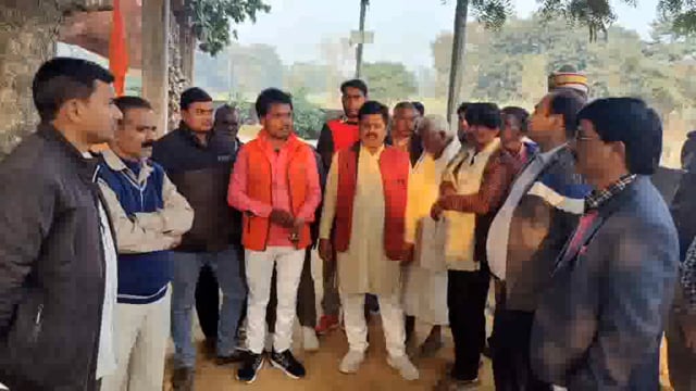 बलुआ समय माता मंदिर के पुजारी की मृत्यु के बाद चढ़ावे की रकम को लेकर विवाद उत्पन्न मौके पर पहुंचे एसडीएम कुणाल