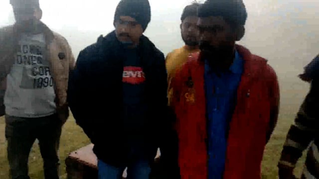 कस्बा खैर सोमनाथ रोड स्थित मंदिर के पास पेड़ पर लटका मिला शव कस्बे में सनसनी फैल गई मौके पर पहुंची पुलिस ने सबको उतारा प