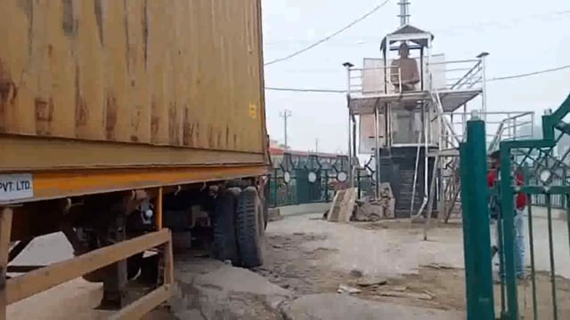 अलीगढ़ पलवल मार्ग पर चौधरी चरण सिंह पार्क में घुसा कंटेनर बाल बाल बच्ची प्रतमा