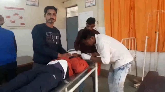 कोतवाली खैर सोमनाथ रोड स्थित बाइक सवार को मैक्स गाड़ी ने मारी टक्कर बाइक सवार गंभीर रूप से घायल