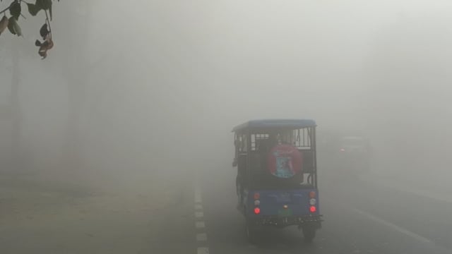 बलिया-बलिया में घने कोहरे से आवागमन प्रभावित,सड़को पर गाड़ियां लाइट और डिपर जलाकर चलने को हुई मजबूर।