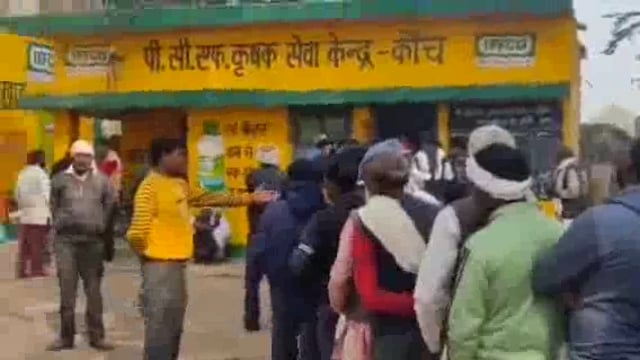 खाद की जबरजस्त किल्लत से किसान परेशान,केन्द्रों के बाहर लगी लंबी लाइन
