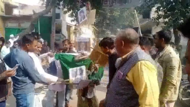 मथुरा के माट में राजपूत युवा संगठन ने शाहरुख खान को देश विरोधी बताकर फूका पुतला