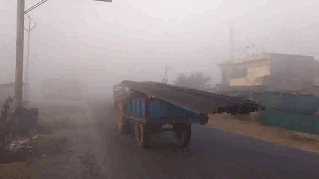 इस साल के आखिरी महीने दिसंबर में वुधवार को दिखाई दिए पहले कोहरे और गलन भरी ठंड से जीवन हुआ अस्त व्यस्त।