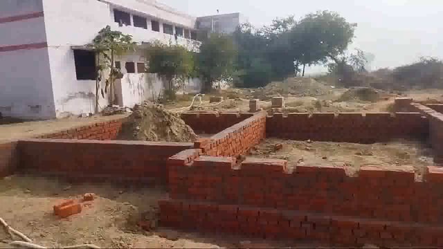 एक करोड़ के कस्तूरबा गाँधी बालिका विद्यालय छात्रावास निर्माण में मानकों की अनदेखी
घटिया ईंट का उपयोग
रामपुर संग्रामगढ़