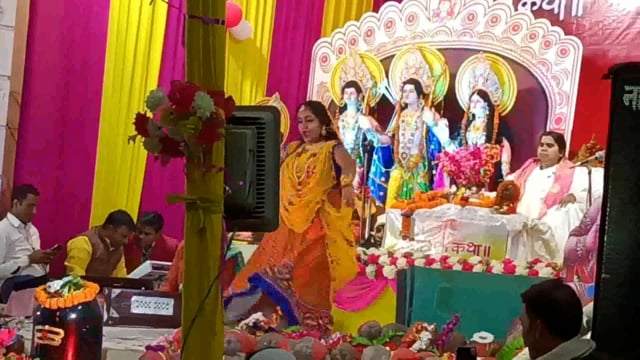 आज संध्या समय श्री राम कथा का आध्यात्मिक रहस्य का कार्यक्रम का समापन गीत भजन के साथ किया गया