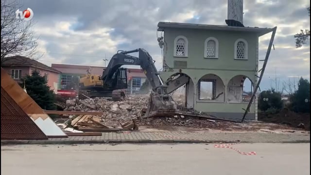 Depremde Hasar Alan Bir Cami Daha Yıkıldı