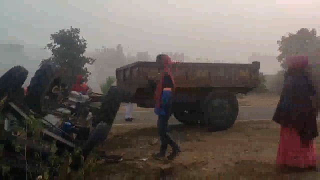 सड़क दुर्घटना में चालक की मौत,ट्रैक्टर हुआ क्षतिग्रस्त