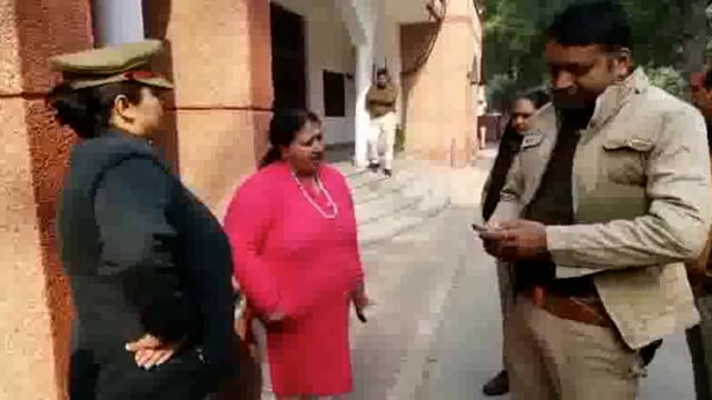 शिकायत पर कार्रवाई न करने पर महिला शिक्षक ने डीएम की गिरफ्तारी की मांग को लेकर जिलाधिकारी कार्यालय पर काटा हंगामा