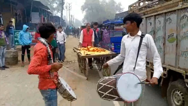 माट में दुर्घटना में घायल बंदर का कराया बीजेपी कार्यकर्ताओं ने उपचार मौत होने पर बैंड बाजों के साथ किया अंतिम संस्कार