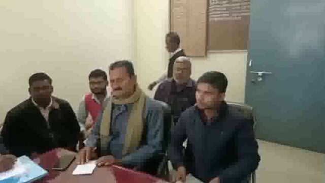 प्रभारी सीओ ने राजस्व कर्मचारियों के साथ बैठक का दाखिल खारिज व परिमार्जन ससमय करने का दिया निर्देश