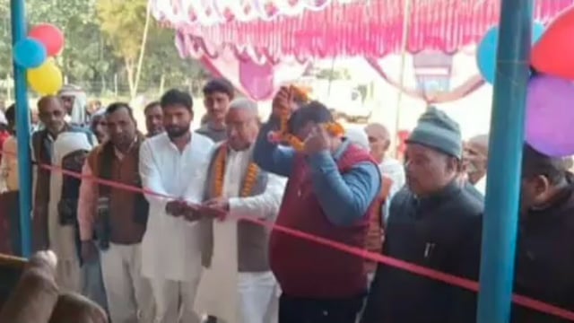 वजीरगंज के हथिनाग मे पूर्व मंत्री राम बहादुर सिंह ने गौशाला का फीता काटकर किया उद्घाटन