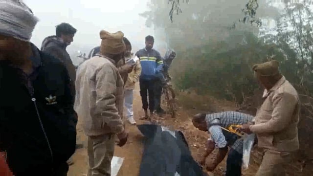 सौंख मथुरा रोड़ इस्थित धाराजीत पेट्रोल पंप के पास 28 वर्षीय युवक का शव मिलने से इलाके में फैली सनसनी ।