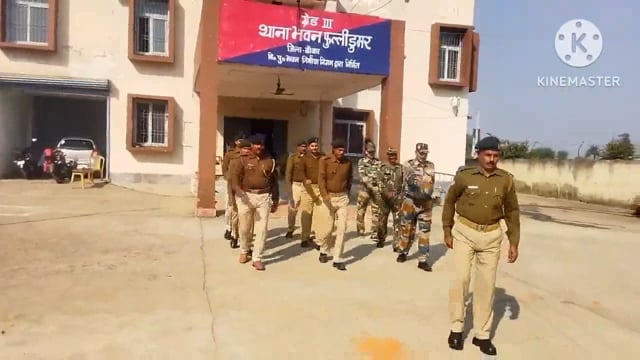 फुल्लीडुमर थाना परिसर में शुक्रवार को थानाध्यक्ष के नेतृत्व में पुलिस परेड का किया गया आयोजन