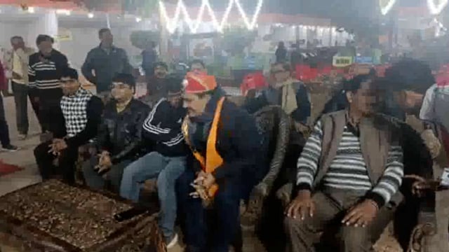 तिलोकपुर ग्राम उद्योग विकास समिति द्वारा बीएसए कॉलेज के समीप लगाया गया गांधी शिल्प बाजार