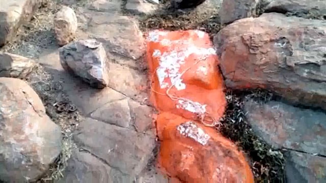 जतीपुरा इस्थित गिर्राज महाराज की शिलाओं सहित दाऊजी महाराज हनुमानजी की मूर्ति को अराजकतत्वों ने किया खंडित लोगों में रोष।