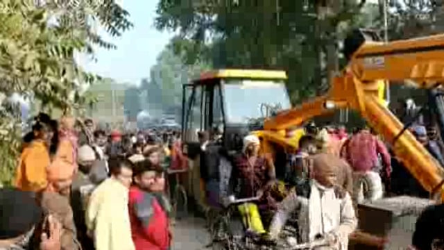 ट्रक और बाइक में जबरदस्त भिड़ंत एक महिला की मौत दो घायल ईलाज के लिए कराया गया जिला अस्पताल में भर्ती