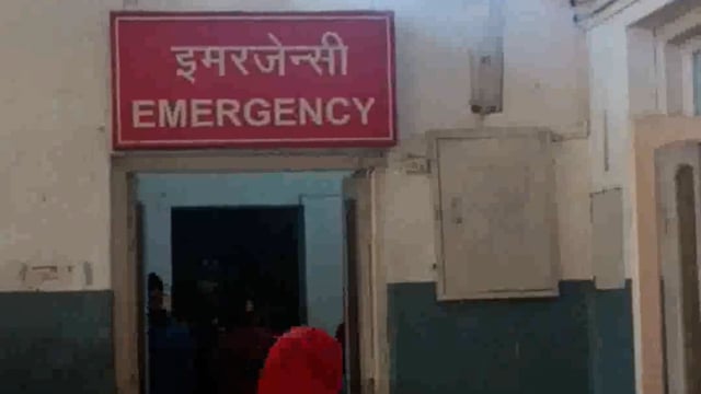 मथुरा रेलवे स्टेशन पर 24 वर्षीय मध्यप्रदेश निवासी महिला की चिकित्सकों ने कराई डिलीवरी,
 जच्चा-बच्चा दोनों स्वस्थ।