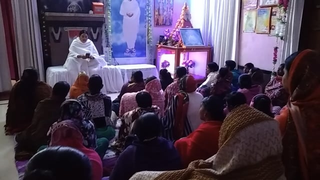 रजौली राजश्री वाला अस्तित्व प्रजापिता ब्रह्माकुमारी ईश्वरीय विश्वविद्यालय राज्य योग सेवा केंद्र पर क्लास करते भाई-बहन