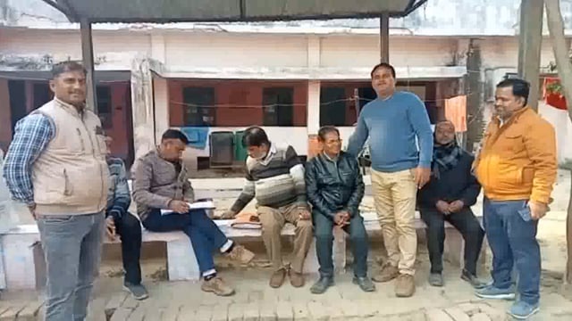   खैर क्षेत्र के गांव बलीपुर के आधा दर्जन लोगों ने राजस्व टीम के साथ धक्का-मुक्की करते हुए का वीडियो वायरल