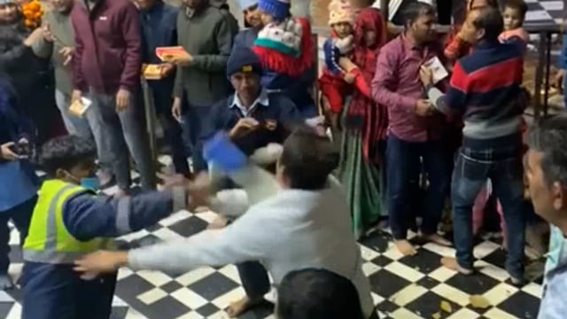 बांके बिहारी मंदिर में सुरक्षाकर्मी व श्रद्धालुओं में हुई जमकर मारपीट वीडियो हुआ वायरल