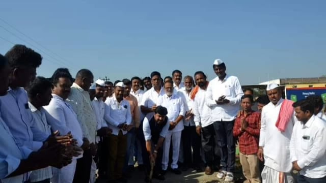 माजी गृहराज्यमंत्री संजय बनसोडे यांच्या हस्ते तीवटग्याळ ते एसटी कॉलनी रस्त्याचे भूमिपूजन