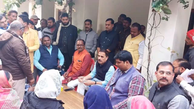 सांसद विनोद सोनकर ने सुनीं जन समस्याएं
 पहुंचे धान क्रय केन्द्र कुंडा, मचा हड़कंप
बोरी पर बैठकर किसानों की सुनीं समस्या