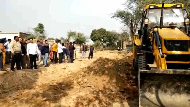 पोखर की जमीन कराई कब्जा मुक्त गर्जा बाबा का बुल्डोजर