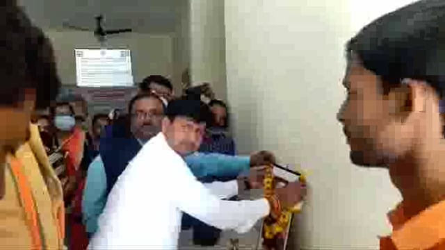 गोंडा: पूर्व प्रधानमंत्री अटल बिहारी वाजपेई के जयंती पर भाजपा कार्यकर्ताओं ने स्वास्थ्य केंद्र पर वितरित किया फल