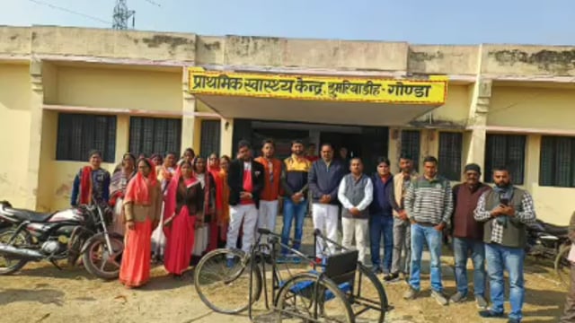 पूर्व प्रधानमंत्री के जन्मदिन पर प्राथमिक स्वास्थ्य केंद्र पर वरिष्ठ भाजपा नेताओं ने मरीजो को वितरित किया फल