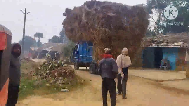 फुल्लीडुमर प्रखंड क्षेत्र के सड़कों पर ओवरलोडेड वाहनों का परिचालन धड़ल्ले से जारी, प्रशासन बनी मूकदर्शक