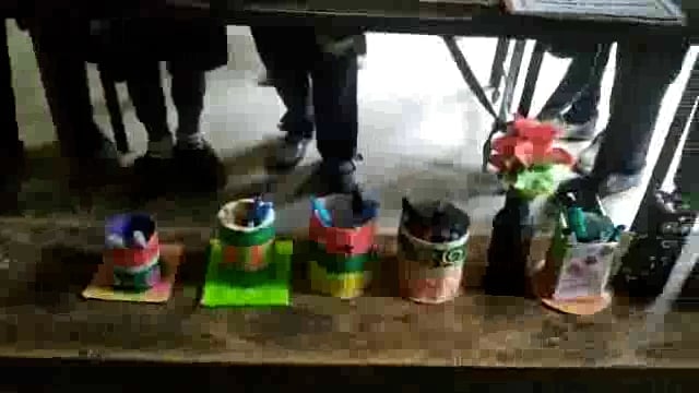 विद्यालय शिक्षिका ने व्यर्थ सामग्री से खिलौने बनाने के लिए छात्रों को किया प्रेरित