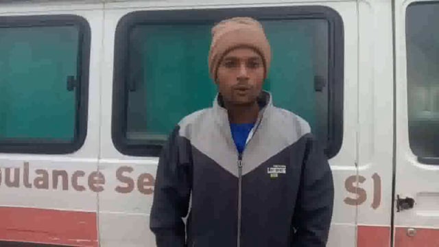 राया स्वास्थ्य केंद्र पर तैनात 102 एंबुलेंस कर्मियों ने चलती गाड़ी में डिलीवरी कराई परिजनों द्वारा दी बधाई