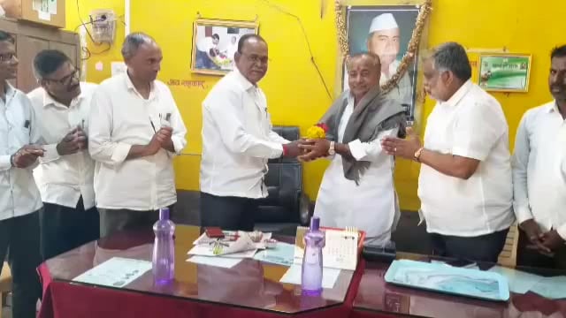 हिंगणघाटचे माजी आमदार राजाभाऊ तिमाटे यांनी खरेदी विक्री संघास दिली सदिच्छा भेट