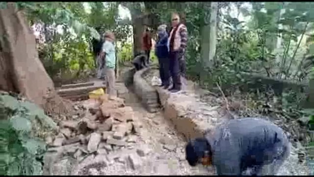 गोंडा गौहानी में राजकीय नलकूप की नाली पर अवैध कब्जे की शिकायत पर गांव पहुंची टीम ने किया निरीक्षण