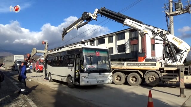 Yolcu Otobüsünün Üzerine Beton Direk Devrildi