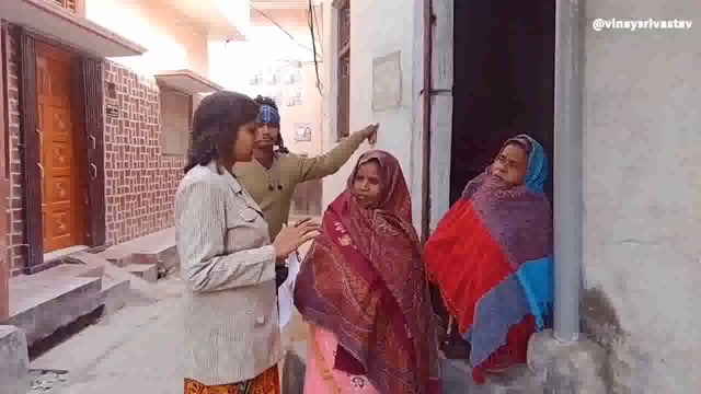 भाजपा नेत्री नए परिसीमन के लोगों को जागरूक करती हुई