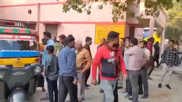 बालू और गिट्टी उतारने में जमकर हुई मारपीट