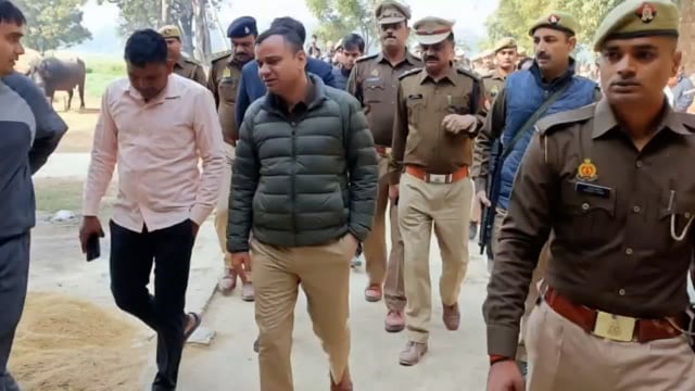 लड़का व लड़की का शव पेड़ से लटकता मिला
DM, SP, ASP, CO, SHO पहुंचे घटना वारदात स्थल
पुलिस जाँच पड़ताल में जुटीं